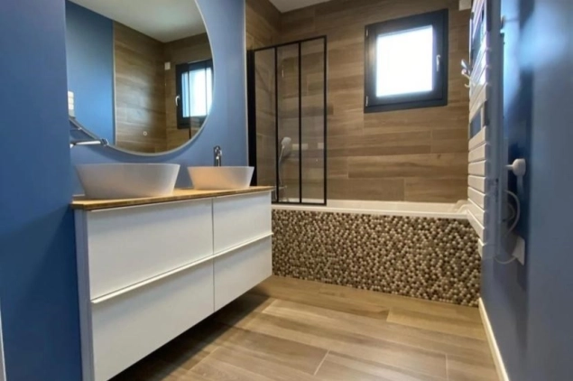 carrelage-salle-de-bain-effet-bois-clair